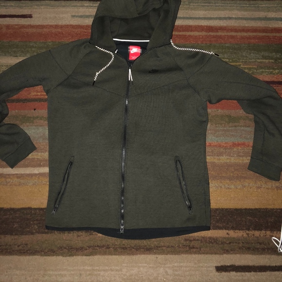 olive green nike tech sweatsuit